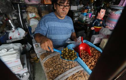 Comercial Tapia. José Bermeo, administrador del local, muestra los ingredientes para el relleno de pavo.