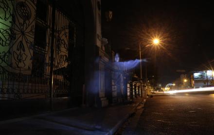 Cementerio. La foto recrea una de las creencias urbanas populares: una joven que pide una carrera hasta el camposanto para luego desaparecer.