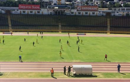 Desde las ocho de la mañana jugadores de diferentes equipos de fútbol ecuatorianos se encuentran entrenando en el estadio Olímpico Atahualpa. 