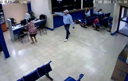 Los tres tipos ingresaron a las 13:31 del martes y luego de 56 segundos salieron con el botín.