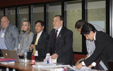 Hernán Ulloa y Hermes Sarango (c) defienden al excontralor Carlos Pólit. La semana anterior se hizo la audiencia preparatoria. El juez Édgar Flores llamó a juicio a ambos como autor y cómplice de concusión en la trama de sobornos revelada en diciembre de