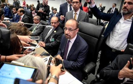 Viena. El ministro de Energía de Arabia Saudí, Khalid al-Falih (c), en la reunión de ayer de la OPEP.