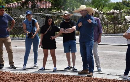 Los visitantes asistieron a la hacienda Victoria (Cerecita). El chef Daniel Ampuero los llevó a un recorrido de agroturismo en la producción de cacao fino de aroma.