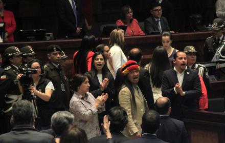Sesión. Asambleístas del ala correísta protestan durante la reunión de ayer tras la votación.