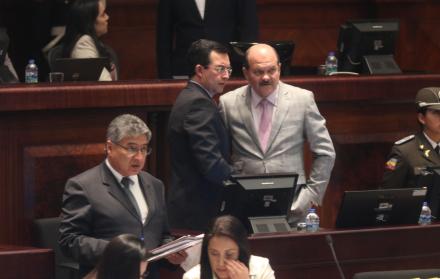 La presidenta Elizabeth Cabezas prefirió no quedarse al debate de ayer. En su lugar, dirigieron la sesión Viviana Bonilla y Carlos Bergman (en la foto con el socialcristiano Luis Fernando Torres). El bloque oficialista se dividió en la votación. Algunos,