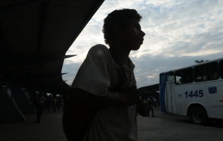 Protagonista. Luis, más conocido como ‘el Mellizo’, es uno de los jóvenes que trabaja en la terminal terrestre y consume estupefacientes cerca de las estaciones de los buses urbanos.