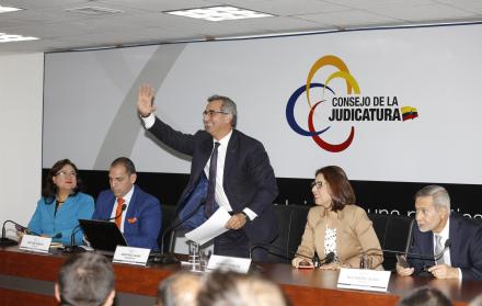 Vocales. Néstor Arbito, Gustavo Jalkh y Karina Peralta, ayer en Quito.