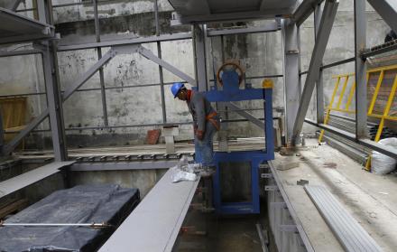 La torre cuenta con fosos donde ha comenzado la instalación de 2 potentes elevadores, que recibirán los autos para transportarlos a los diferentes niveles del edificio.