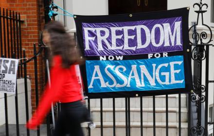 Un cartel colocado en los exteriores de la embajada de Ecuador en Londres reclama “libertad ahora para Assange”.