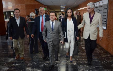 Denunciante. Los legisladores de CREO César Carrión, Fernando Flores, Esteban Bernal, Jeannine Cruz y Fernando Callejas, ayer, en la Asamblea.
