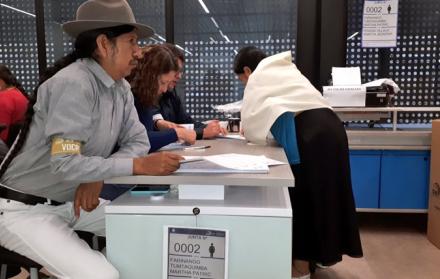 Ecuatorianos en Londres ejercen su derecho al voto.