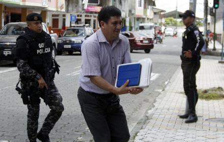 Investigador. El fiscal Wilson Toainga, director de la Unidot, investiga el atentado al cuartel de San Lorenzo.