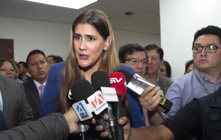 Imagen referencial. Cristina Reyes habla con medios de comunicación.