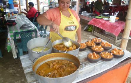 Xiomara Arteaga atendió a decenas de comensales que llegaron a la playa Santa Marianita, del recinto La Fortuna, cantón Salitre, en Guayas.