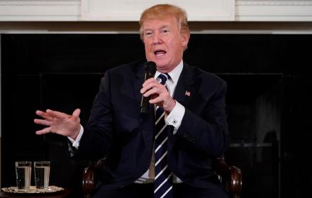 “Voy a mirar la posibilidad de que profesores con dominio de las armas y entrenamiento militar o especial puedan llevarlas ocultas”, dijo Trump en su cuenta de Twitter.