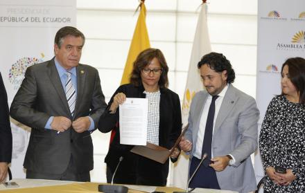 La presidenta de la Asamblea recibió la propuesta del Ejecutivo. 