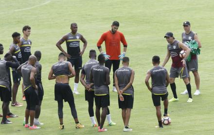 Incertidumbre. El plantel entrenó ayer a las órdenes de Guillermo Almada con la duda de si viajaban o no a la presentación del Colo Colo de Chile. Finalmente el viaje no se realizó.