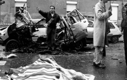 Explosión. El cadáver del comandante Luciano Cortizo, cubierto por una manta, junto al coche destrozado por la bomba lapa 22 años atrás.
