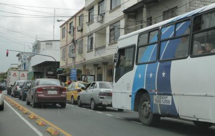 Esmeraldas. Una decena de vehículos particulares dificulta a un bus que arribe a una de las paradas.