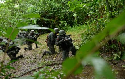 Soldados ecuatorianos realizan operativos en la frontera.