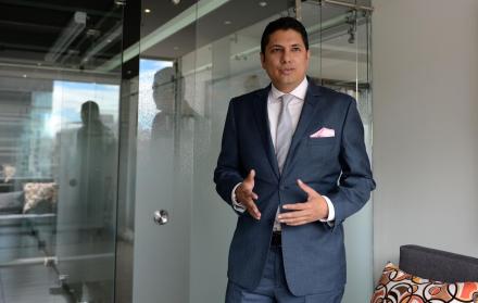 Es activista político, exasambleísta nacional alterno por el partido Sociedad Patriótica. Es el actual director nacional de acción, política y estructuras del partido Adelante Ecuatoriano Adelante, del excandidato a la Presidencia de la República Álvaro N