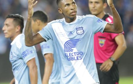 Figura. El atacante eléctrico, Ayrton Preciado fue el autor del único gol de Emelec ayer ante Aucas. Los azules venían de una mala racha en el campeonato local y es último en su grupo de Copa Libertadores de América.