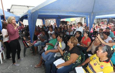 Cynthia Viteri (PSC) llega a un bingo en la 21 y Oriente. La reciben como la “futura alcaldesa”.