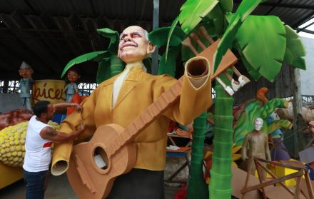 El cantautor. Uno de los artesanos termina de pintar la escultura gigante de un Carlos Rubira Infante, que será parte del desfile.