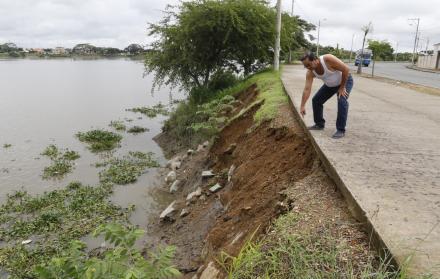 Escena. Freddy Luna muestra a EXPRESO el sitio en el que la tierra cedió, producto de las intensas lluvias.