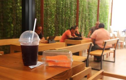 Hecho. Las tapas, removedores y tazas o vasos de plástico y de foam (espuma flex) también serán reemplazados.