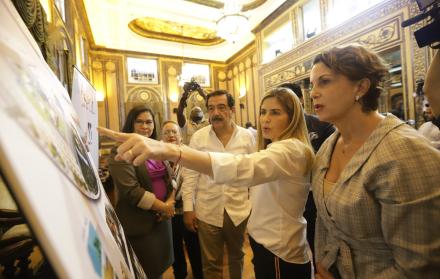 El proyecto fue presentado por medio de gráficos y también con un vídeo. El alcalde Nebot y la rectora de la Espol, Cecilia Paredes (izq), observan las proyecciones.