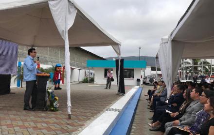 Fander Falconí, ministro de Educación, durante su intervención en los exteriores del plantel