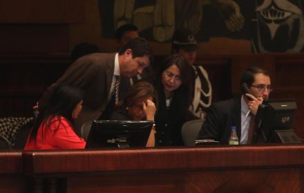 Economía. Elizabeth Cabezas, Esteban Albornoz y Ximena Peña hablan durante el debate de la proforma presupuestaria para el próximo año.