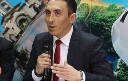 El empresario ambateño es ingeniero comercial y fundador del colectivo Propónle, que apoyó la candidatura a la presidencia de Lenín Moreno. Dirigió la empresa Bio Alimentar.