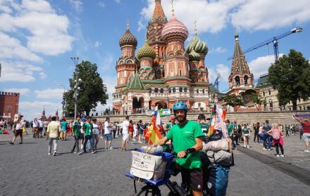 Logro. El aventurero ibérico Roberto Fernández sostiene su bicicleta en la Plaza Roja de Moscú, tras solo minutos de culminar su extenso recorrido que inició en España.