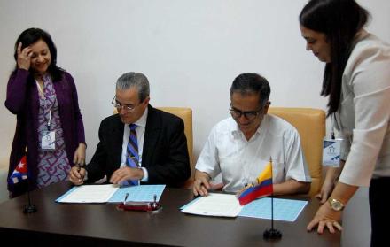 El ministro de Educación Superior de la isla, José Saborido, suscribió junto a su par ecuatoriano, el secretario de Educación Superior, Ciencia y Tecnología, Augusto Barrera.