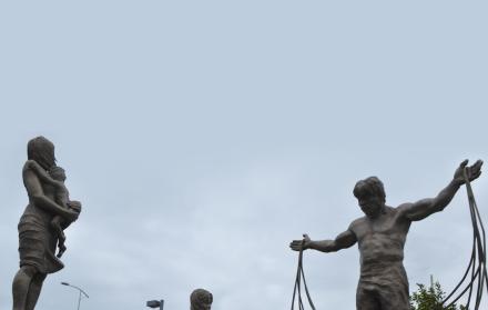 Estatua. En el monumento al pescador se aprecia al cholo con una atarraya y a su mujer con un bebé mirando el trabajo diario, en el malecón de Manta.
