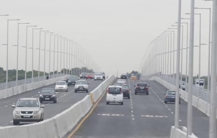 Espera. Al menos en la mañana, el nuevo eje vial no registró una mayor presencia de automotores. Las autoridades consideran que el incremento será paulatino. 