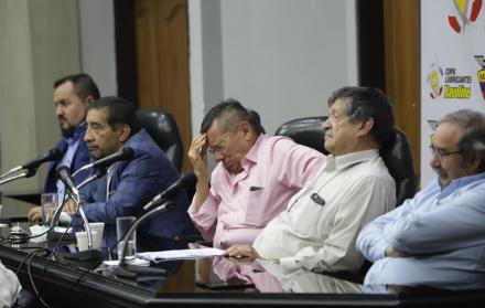 Malestar. Carlos Villacís (c), presidente de la Ecuafútbol, en el Comité Ejecutivo del martes pasado, luego de hacerse público el comunicado por parte del vicepresidente y su directorio. 