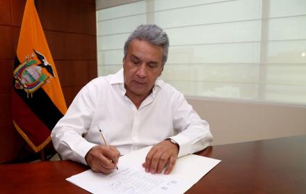 El presidente Lenín Moreno dispuso este viernes 6 de abril la firma de los Decretos Ejecutivos N° 349, 350, 351, 352, 353, 354 y 356.