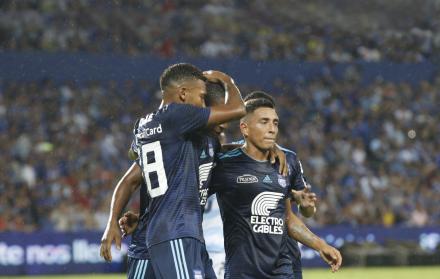 Jugadores de Emelec celebran la victoria ante Guayaquil City.