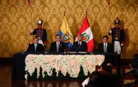 Vizcarra fue recibido a primera hora de este jueves, sobre la pista de aterrizaje, por el ministro de Exteriores ecuatoriano, José Valencia.
