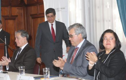 El canciller, José Valencia (pie), instaló la II Mesa Nacional de Movilidad Humana. El funcionario recalcó la importancia del debate sobre la migración y del trabajo conjunto que se debe desarrollar para adoptar acciones que conlleven a garantizar la movi