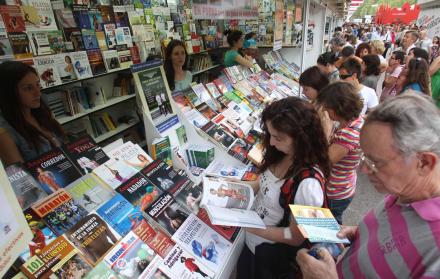 Personas acudieron al primer día de la Feria del Libro 2018.