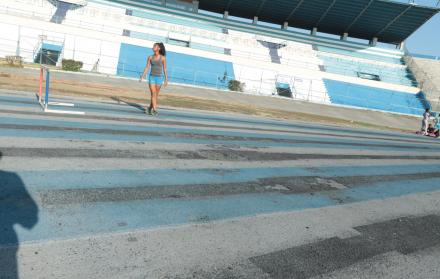 Descuido. Los huecos y el material desgastado hacen que la pista del estadio Modelo sea insegura a los deportistas.