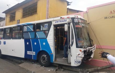 El accidente se registró en las calles Tungurahua y Aguirre, centro de Guayaquil, alrededor del mediodía. 
