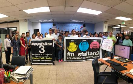 El hermano de Paúl Rivas y el padre de Javier Ortega visitaron ayer EXPRESO junto con representantes del gremio periodístico y de la Facultad de Comunicación Social. Insistieron en la importancia de reclamar la liberación de los tres ecuatorianos y compar