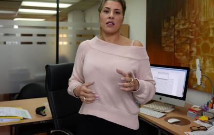 Lorena Grillo defiende al exsubsecretario Pablo Yánez. Ayer acudió a la Fiscalía a presentar un escrito solicitando protección para su cliente. 