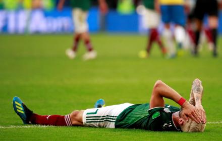 El defensa mexicano Miguel Layún reacciona tras el partido Brasil-México, en el Samara Arena de Samara, Rusia.