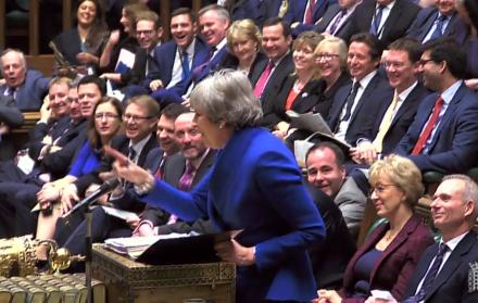El Ejecutivo de la primera ministra británica, Theresa May, fue acusado de que sus planes son un “engaño” para presionar a los diputados para que respalden el acuerdo consensuado con Bruselas. 